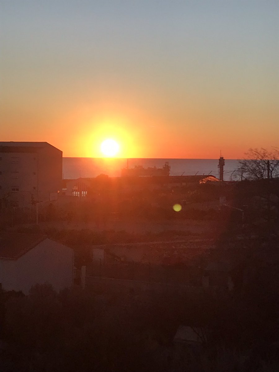 EmilieEmy75's tweet photo. Joli #marseille chaque soir peut être une surprise mais j’attends aussi avec impatience la bonne surprise de @sncf @alainkrakovitch qui nous annoncent le renouvellement de notre abo #IDTGVMax2 aussi magique que le ciel marseillais. SVP #2023 avec la magie des voyages en #inoui https://t.co/716eHjA3iG