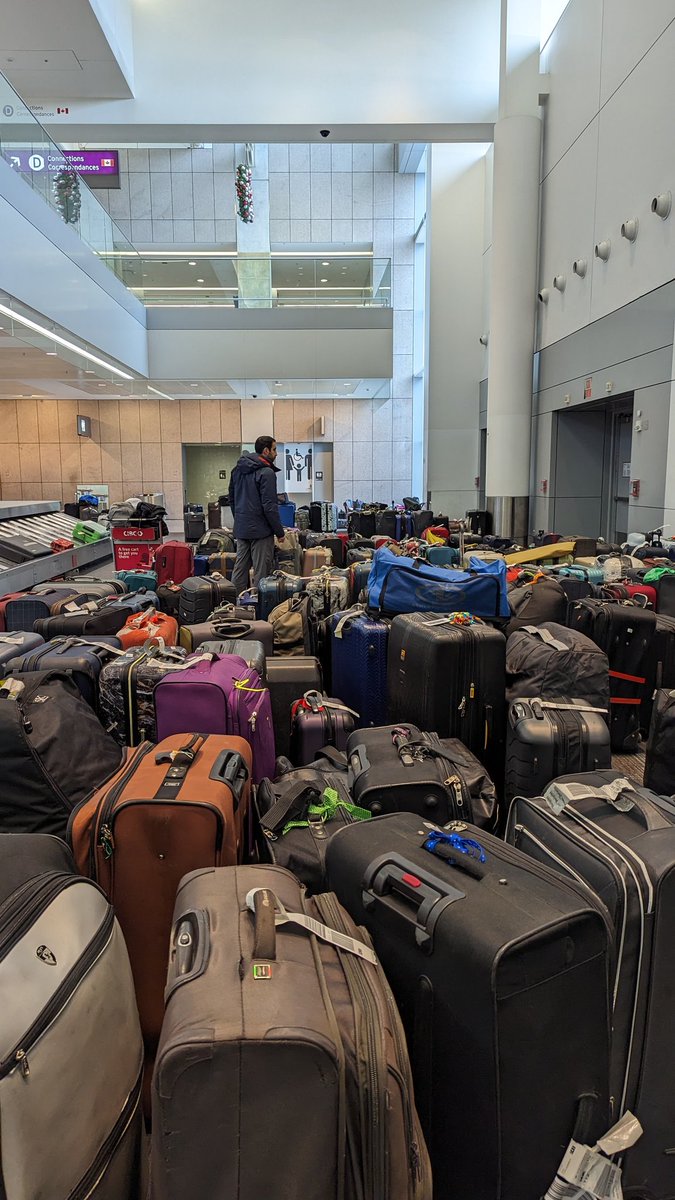 Guigurui's tweet photo. Day #7 without luggage. This is what #Pearson looks like today thanks to the wonderful service from @AirCanada. AC agents on the phone saying they aren't paying overtime and that's they are understaffed. Absolutely ridiculous. Someone needs to get fired for this. #AirCanada #YYZ https://t.co/CUUw8I27i3