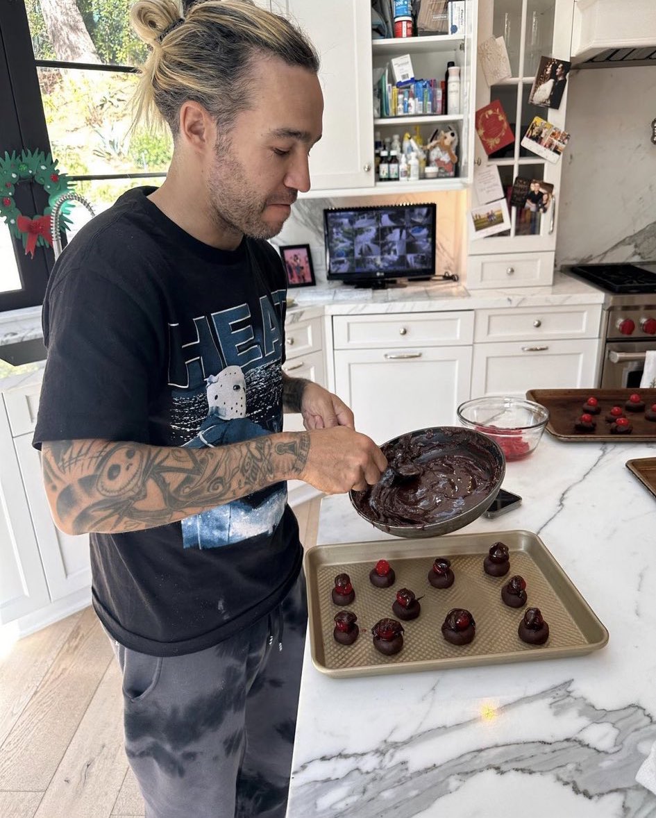 twinkp3aks's tweet image. I can't. believe that people found out abt br*ndon urie and Sarah having a baby because of this picture like we cant escape that giant fucking forehead