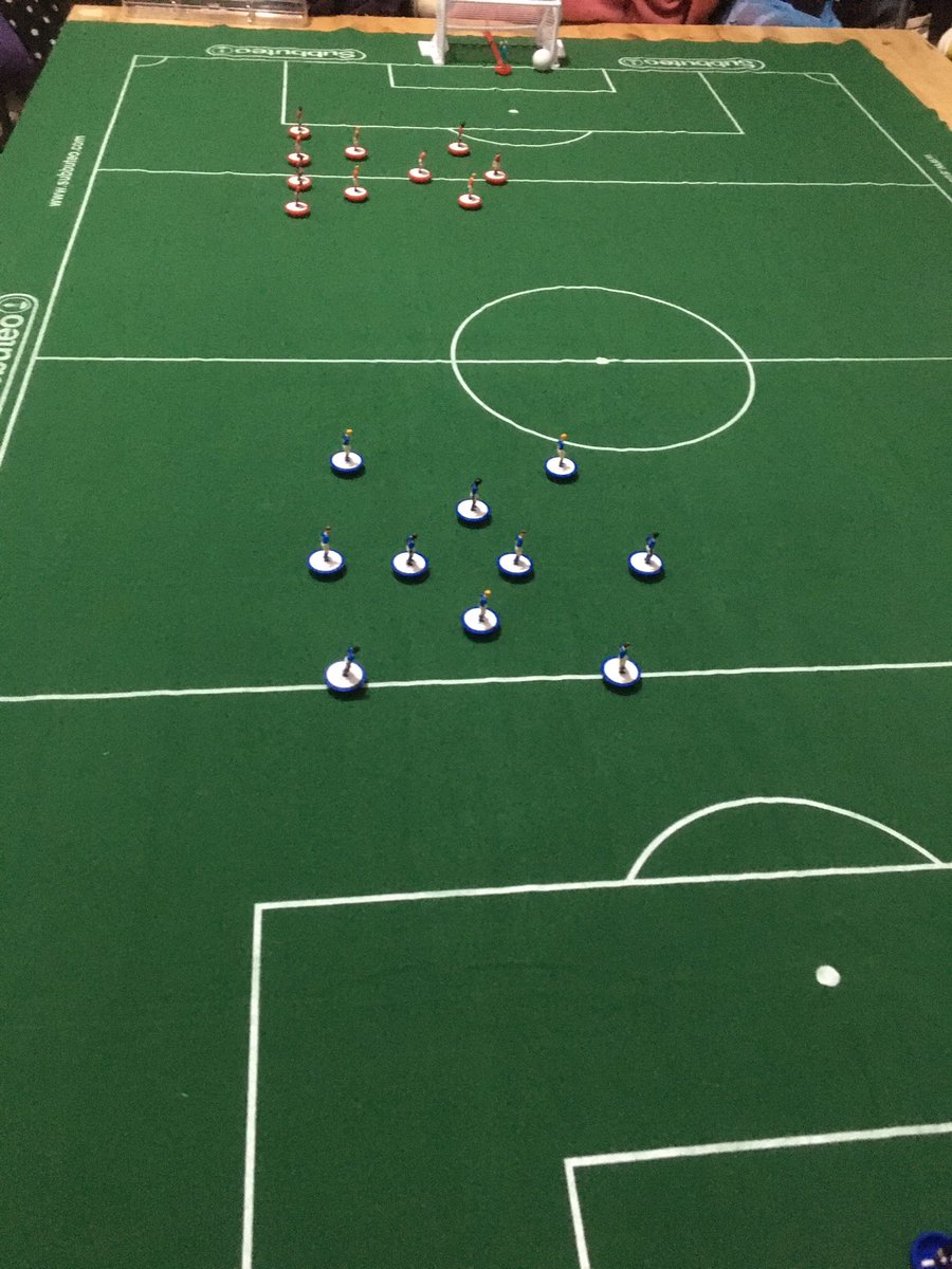 futmins's tweet image. Día en la oficina! ⚽️🌲 #subbuteo #football #futbolminiatura