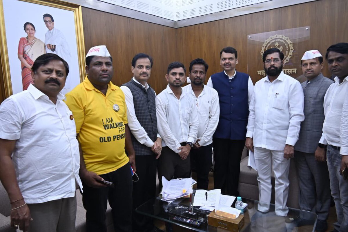 mieknathshinde's tweet photo. राज्यातील शासकीय कर्मचाऱ्यांना जुनी पेन्शन योजना लागू करण्याचा मागणीसाठी आंदोलन करणाऱ्या 'महाराष्ट्र राज्य जुनी पेन्शन संघटनेच्या'  शिष्टमंडळाने आज भेट घेऊन त्यांची कैफियत मांडली.

#Nagpur #Maharashtra #WinterSession2022 https://t.co/t9wTuCP11H