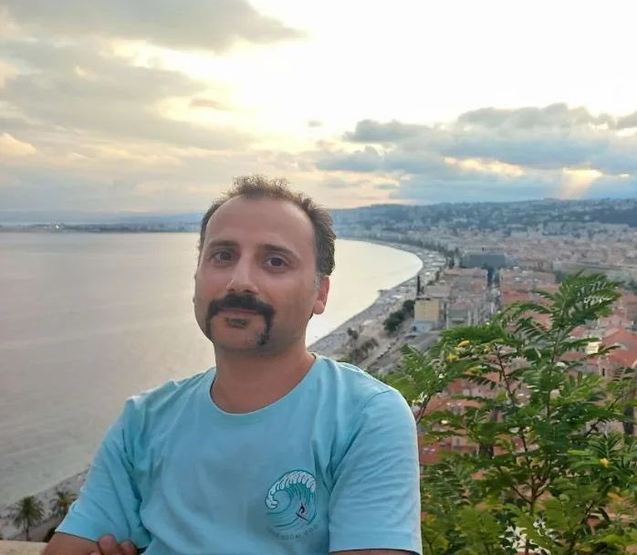 برای #محمد_مرادی 

#محمد_مرادی دانشجوی تاریخ در شهر لیون فرانسه برای اینکه جهان صدای بدبختی، رنج ودرد  و اعتراض مردم ایران را بشنوند خودش را در رودخانه غرق کرد. 
#مهسا_امینی