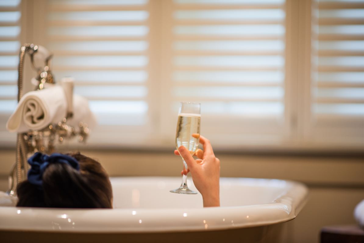 AlvertonHotel's tweet photo. And relax... now the family has headed home it's time to kick back with a roll top bath and a glass of bubbles. Bliss. 

#christmas #cornwallhotel #truro #cornishbusiness #merrychristmas https://t.co/hvbw31XVMM