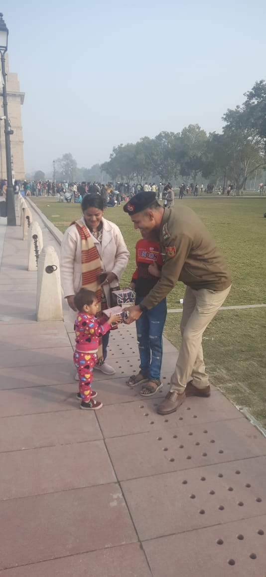 shankar_news18's tweet photo. इंडिया गेट के पास #कर्तव्य पथ पर @DelhiPolice के इंस्पेक्टर रवि यादव और उनके साथियों ने दिखाया अपना  "कर्तव्य" ,हरियाणा से दिल्ली घूमने आए गुमशुदा हुए बच्चे को ढूंढकर मिलाया उनके परिजनों से,तभी तो लोग कहते हैं #दिल्ली पुलिस दिल की पुलिस"

@CNNnews18
@News18India
@dtptraffic https://t.co/yIGaMSdqH6