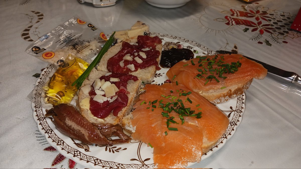 AdrianForan's tweet photo. #Beef carpaccio with #parmesan and olive oil. #Smoked salmon with chives, both on buttered sourdough bread. Anchovies and caramelised onion. #Salmon #carpacciodeboeuf #sourdoughbread #oliveoil #anchovies #Food https://t.co/mRibf4JQAy