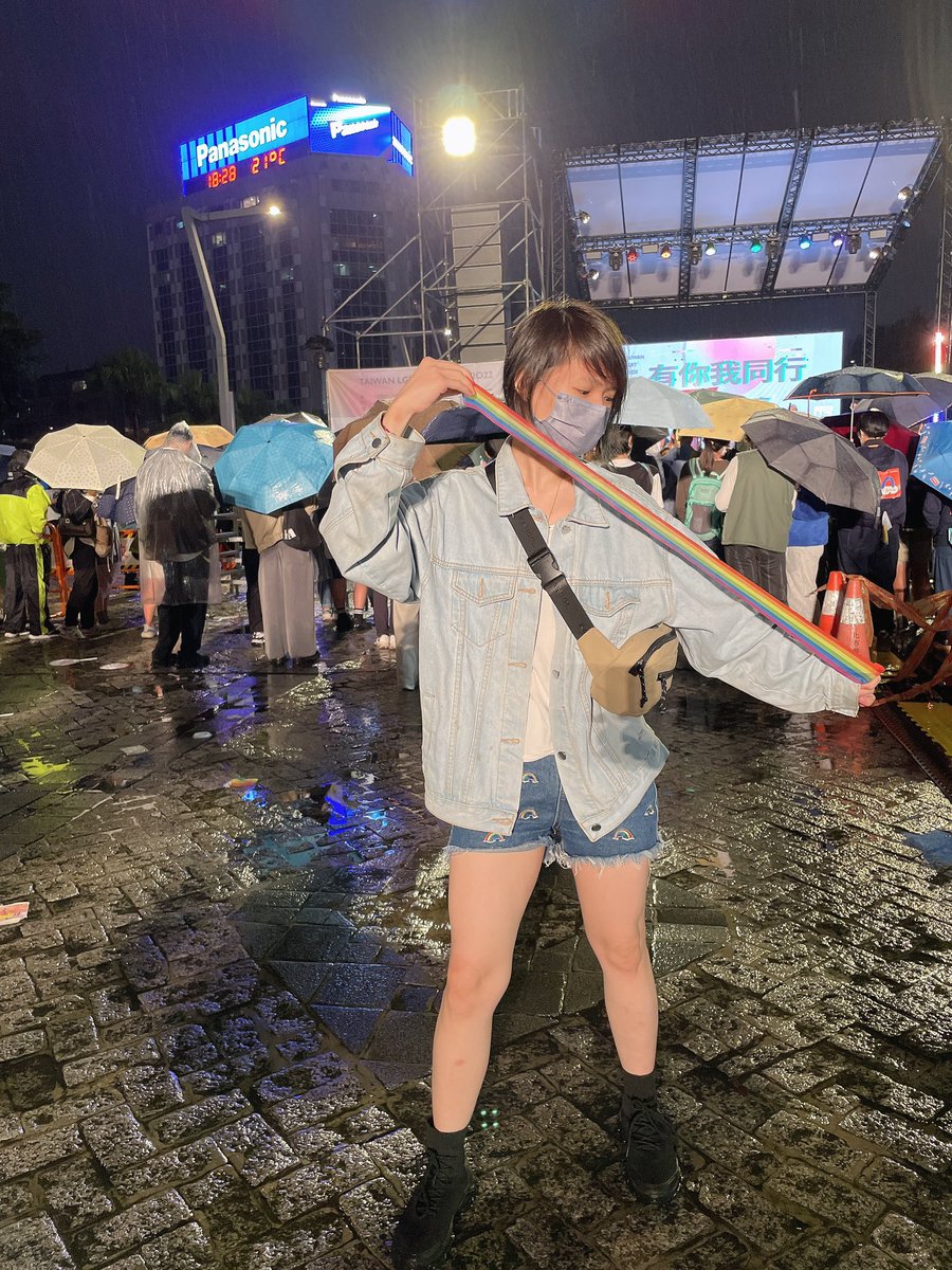 Chiaki_706's tweet photo. 我們最後的聯繫在這一天，
我���上參加同志遊行的這一天。

當時說著他是BDSM圈，這天我們是不是可以來個巧遇呢？
他說好呀！還想去剪個頭髮之類的，
結果就是到今天的未讀，
一直到現在還是讓我耿耿於懷，
逃避問題逃避現實就是最後的結論嗎？ https://t.co/6rRn82Goh5