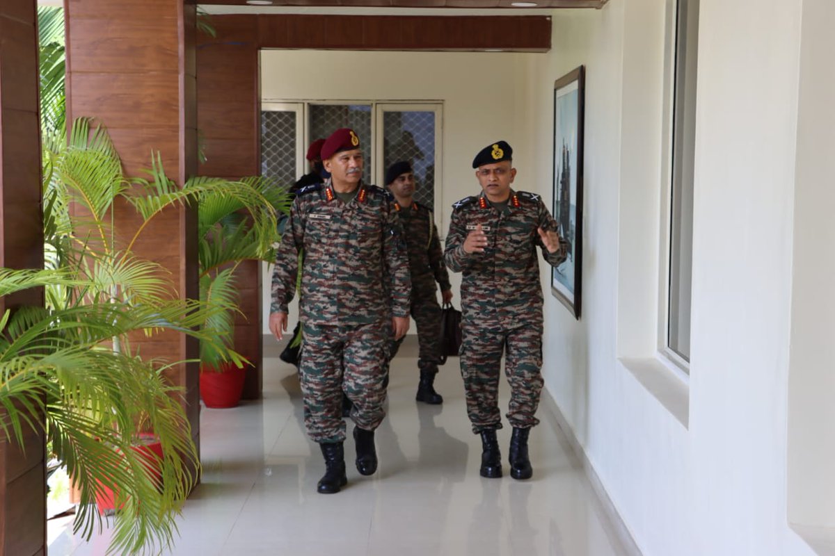 suryacommand's tweet photo. Lt Gen Yogendra Dimri, GOC-in-C #SuryaCommand, visited Army Air Defence College, #Gopalpur and reviewed the training, ongoing infrastructure projects and administrative arrangements. He commended the College for its excellent standards. 
@adgpi
@ProDefLko https://t.co/nfE4Q5XUfe