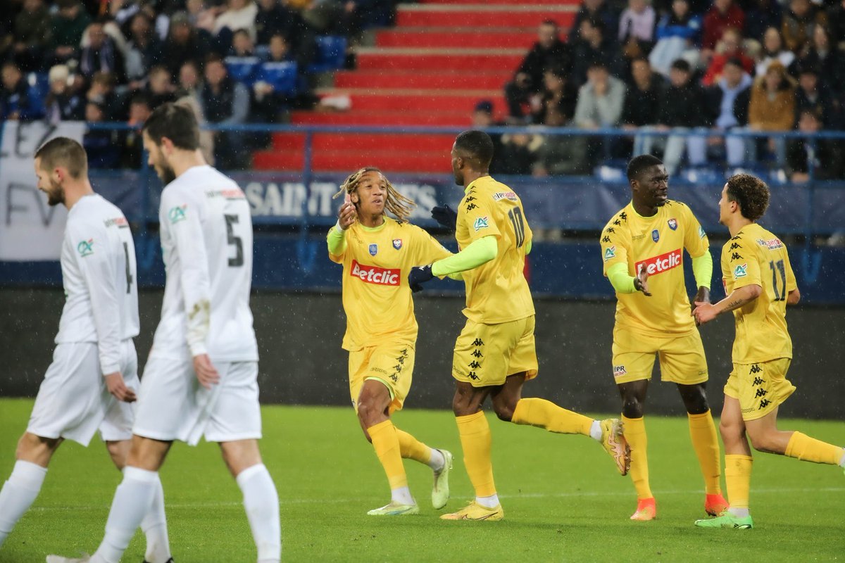 lnstantFoot's tweet photo. 🚨🇫🇷 Le SM Caen est ÉLIMINÉ SUR TAPIS VERT pour avoir fait jouer Dieudonné Gaucho, suspendu, lors de leur victoire face à Vire (3-0) en 64èmes de finale de Coupe de France. (@lequipe) https://t.co/cbQ8NkNTP1