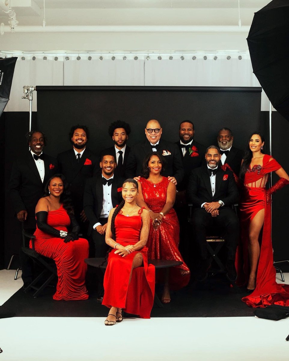 Our 2022 Family Holiday Theme Is Legacy. As A Family Of Entrepreneurs &amp; Designers It’s Important That We Continue To Build Our Collective Brands With Love, Unity &amp; Longevity.

📸  By Courtney Douglas Photography

For Full Story Visit ambassadordigitalmag.com

#FirstFamilyOfFashion