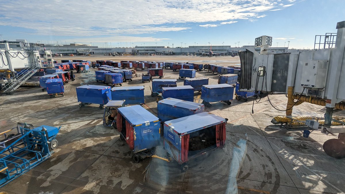 schwerdo's tweet photo. @SouthwestAir This is the baggage situation between gates B16 and B18 at MDW.  Looks like they're trying to figure something out https://t.co/iHXZVWosUK