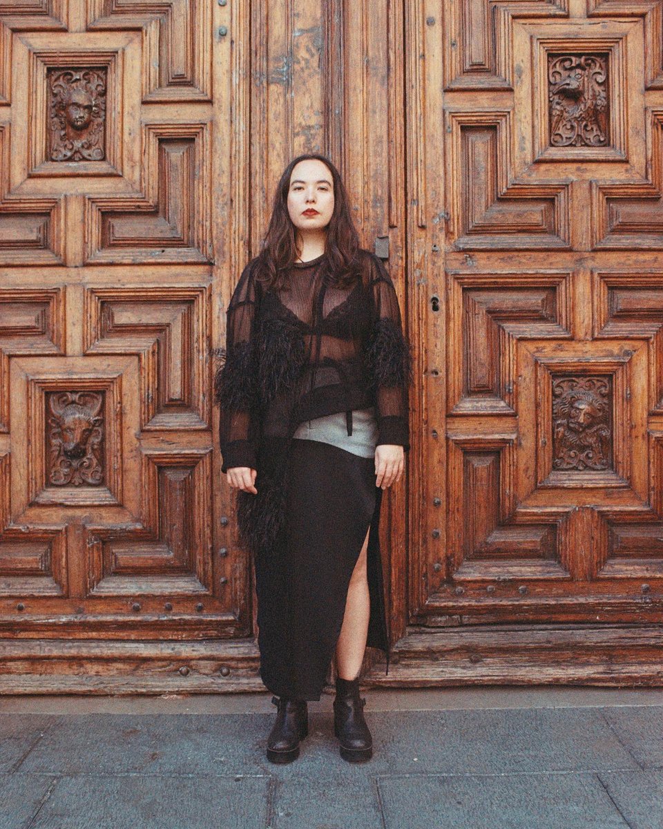 xotohechoenmx's tweet photo. #look8 #fw22 #lookbook #womenswear #hechoenmexico #madeinmexico #fashion #moda 

Frieda Toranzo Jaeger wears asymmetric chiffon top marked with a circular fluffy fabric and asymmetrical long gabardine skirt.

📸 X @doncharlesmx https://t.co/juwXHOSoJv