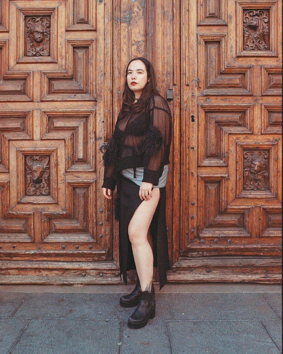 xotohechoenmx's tweet photo. #look8 #fw22 #lookbook #womenswear #hechoenmexico #madeinmexico #fashion #moda 

Frieda Toranzo Jaeger wears asymmetric chiffon top marked with a circular fluffy fabric and asymmetrical long gabardine skirt.

📸 X @doncharlesmx https://t.co/juwXHOSoJv