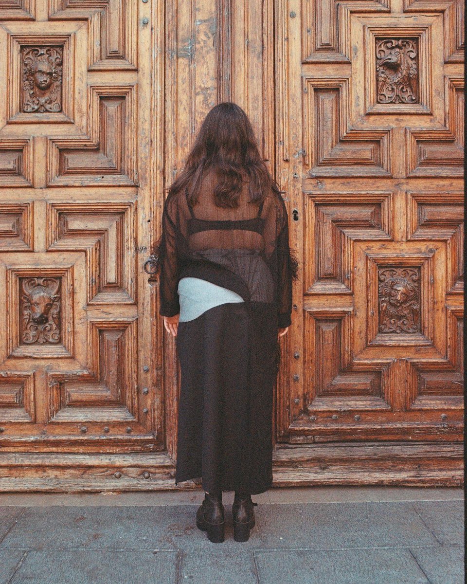 xotohechoenmx's tweet photo. #look8 #fw22 #lookbook #womenswear #hechoenmexico #madeinmexico #fashion #moda 

Frieda Toranzo Jaeger wears asymmetric chiffon top marked with a circular fluffy fabric and asymmetrical long gabardine skirt.

📸 X @doncharlesmx https://t.co/juwXHOSoJv