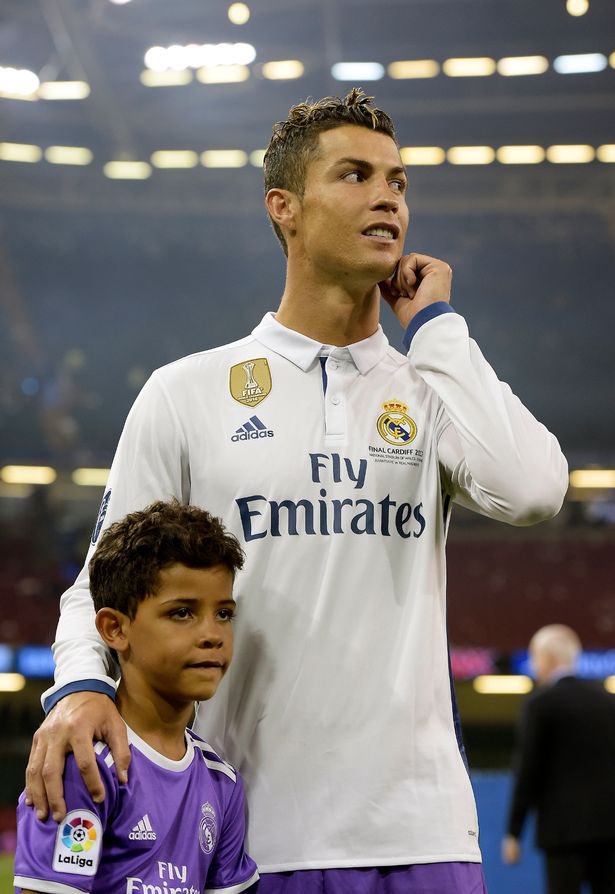 🚨 Cristiano Ronaldo Júnior, filho de Cristiano Ronaldo, vai voltar a treinar no Real Madrid, avança o jornalista <a href="/educornago/">Edu Cornago</a>.