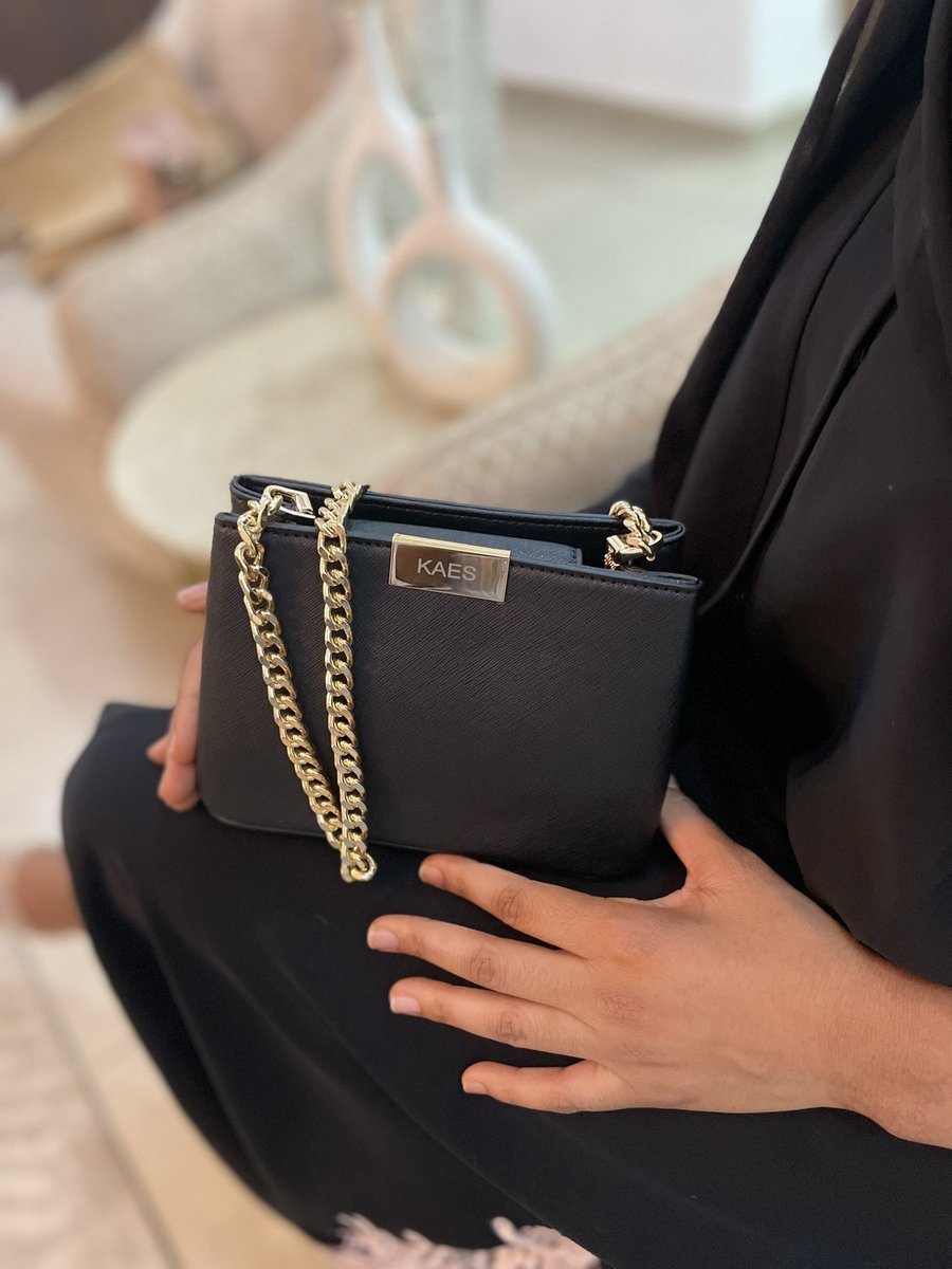 KAES_NG's tweet photo. The Iris Mini bag
•petite (it’s small in size)
•100% handmade 
• saffiano leather 
•Scratch/water resistant 
•Comes with an extra detachable longer chain
•Price N48,000

#kaes #leatherbag #abuja #nigerianbrand https://t.co/w3gvrgtmcK