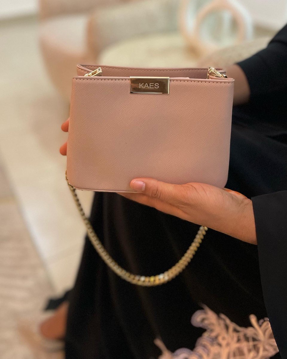 KAES_NG's tweet photo. The Iris Mini bag
•petite (it’s small in size)
•100% handmade 
• saffiano leather 
•Scratch/water resistant 
•Comes with an extra detachable longer chain
•Price N48,000

#kaes #leatherbag #abuja #nigerianbrand https://t.co/w3gvrgtmcK