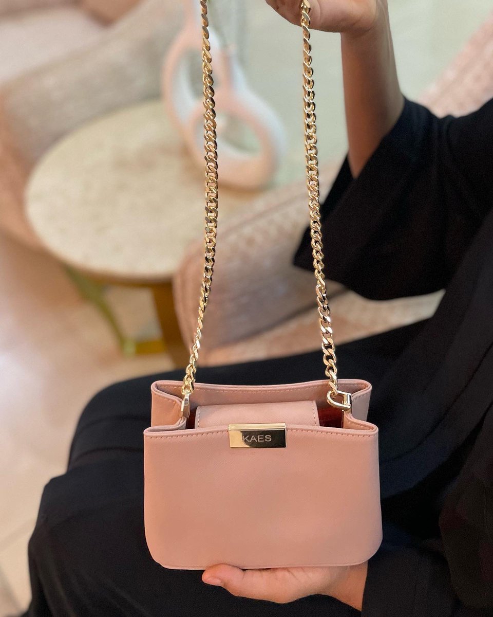 KAES_NG's tweet photo. The Iris Mini bag
•petite (it’s small in size)
•100% handmade 
• saffiano leather 
•Scratch/water resistant 
•Comes with an extra detachable longer chain
•Price N48,000

#kaes #leatherbag #abuja #nigerianbrand https://t.co/w3gvrgtmcK