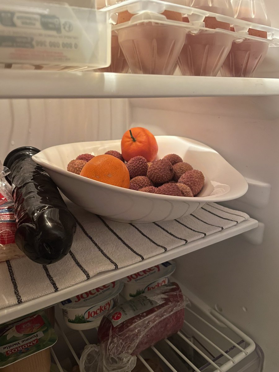 elianventre's tweet photo. Les litchis ça se met au frigo genre ???? https://t.co/wiCdDBzu8X