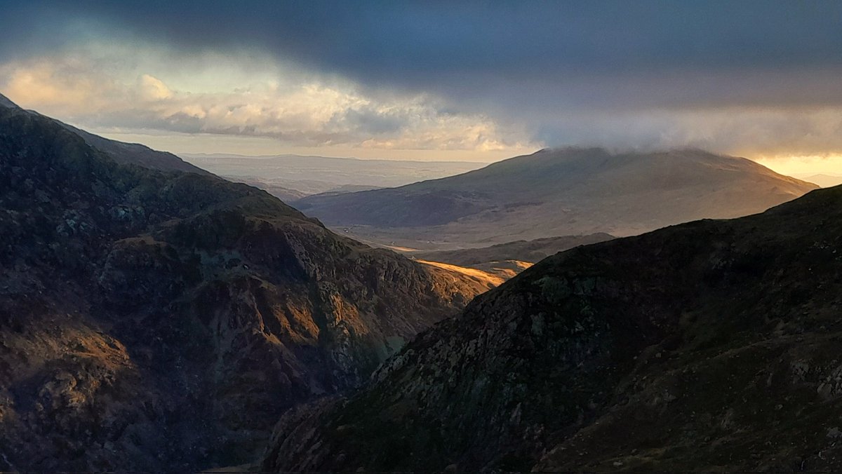 Sunrise ascending Gyrn Las yesterday, logged as a scramble but mostly just a quiet trail up Snowdon. Excellent discovery.