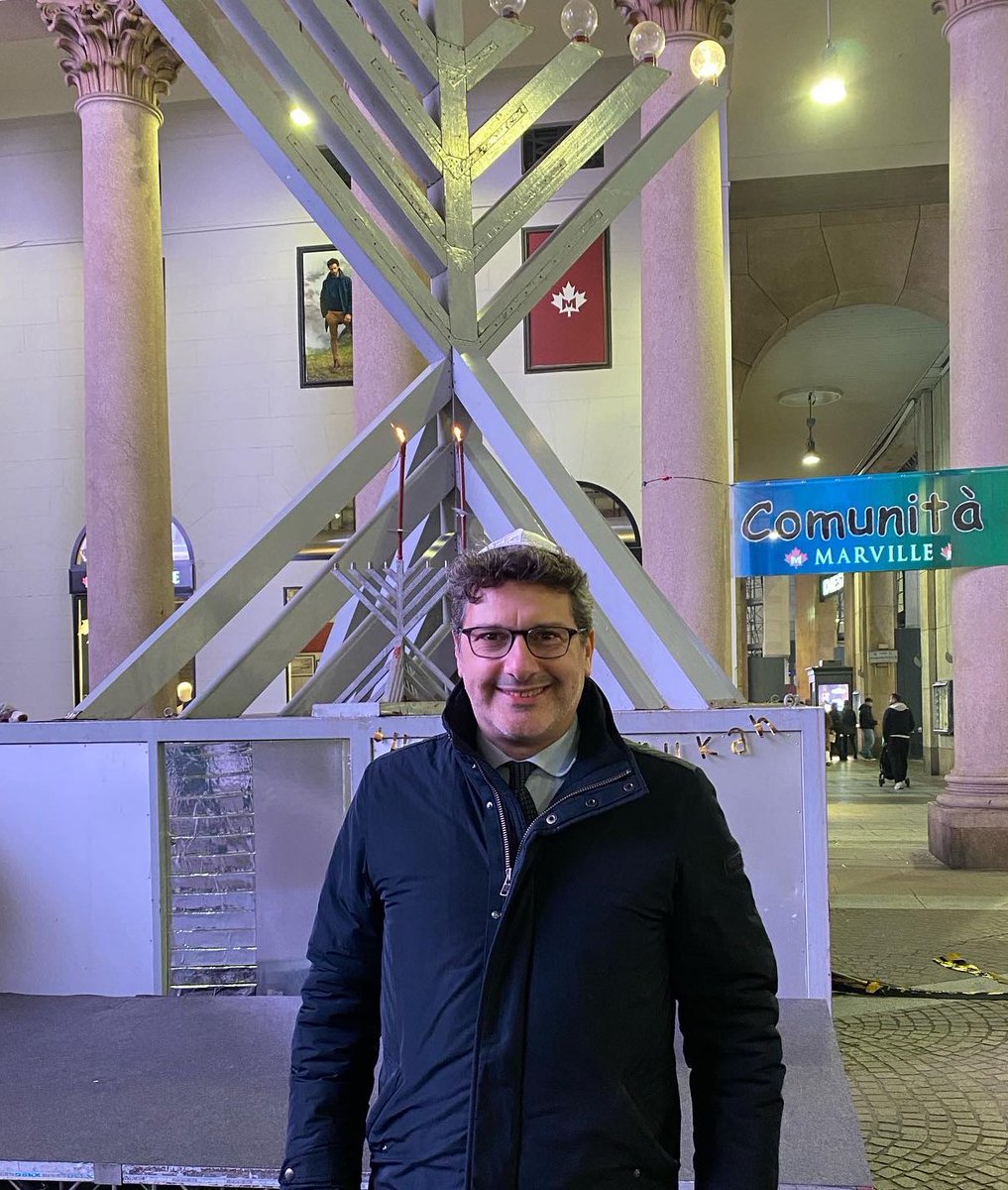 Ieri si è conclusa #Hanukkah con il candelabro così completo di tutti i lumi. La #Festa delle #Luci ci invita a trovare dentro noi stessi le migliori #energie, sforzandoci di generare #luce per gli altri. Grazie a #Chabad #Lubavich per rinnovare la #tradizione in piazza a #Milano
