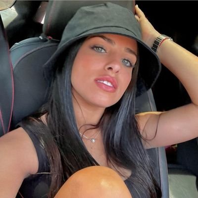 rolghgran's tweet photo. Val: 22 años, de river como toda persona del bien, muy piola pero también copada, el que se atreva a decir que ama más a louis que ella es hombre muerto. ama salir de joda asique si necesitan una segunda ella esta, bienve @valucervanntes creo q eras vos a https://t.co/Q6iiRy7a9m