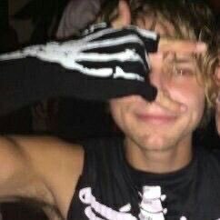 rolghgran's tweet photo. ashton irwin; tiene 28, le gusta pintar y sacar fotos, toca la batería y es fan del helado d menta🙏🙏🙏 bienve ashton https://t.co/jGrr3nmfmc