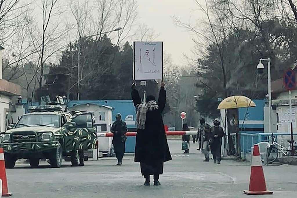 AnisaPashai's tweet photo. این یکزن افغان است با تنهایی خودچنانمبارزه میکند
#زن_انقلاب_آزادی https://t.co/3szo0AMo8C