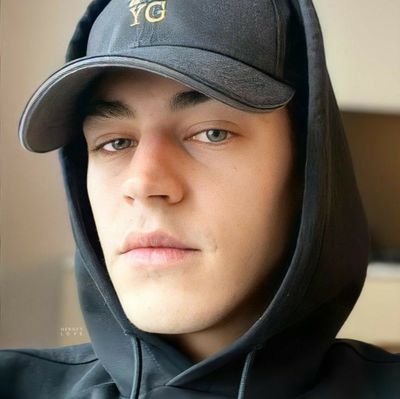 rolghgran's tweet photo. hero; tiene 25, es escorpio, es bi, esta en algo, mmm que más, le gusta la menta granizada como toda gente de bien, ysi herooo 🙏🙏🙏 bienve https://t.co/bC7RIef9fK