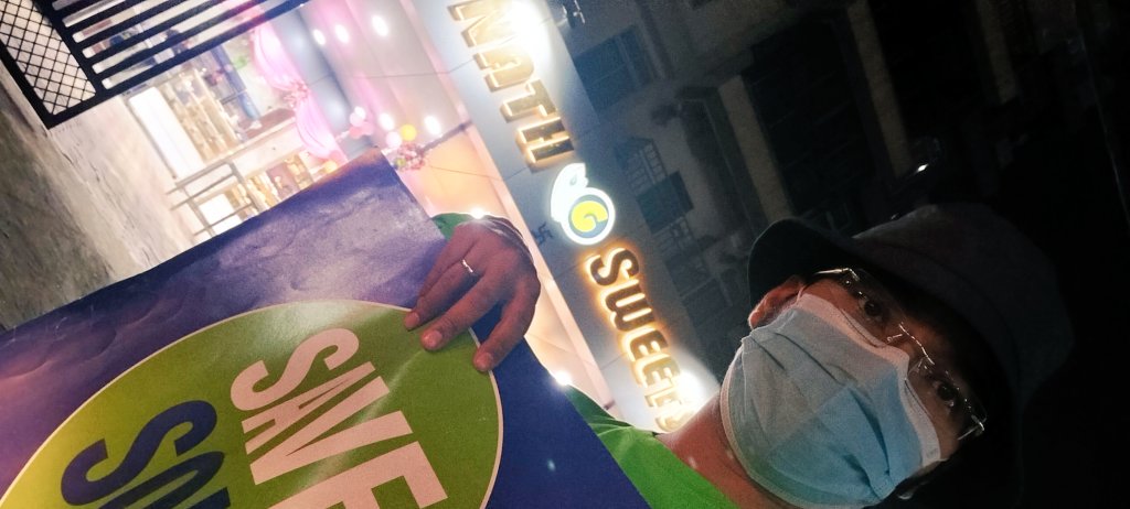Navajyoti_B's tweet photo. Stand For Soil - Day 27: In front of Nath Sweets, Jatia, Kahilipara, Guwahati.
Temperatures dropping...Awareness rising!
Raising awareness among people is very necessary for them to realise the importance of Saving our Soils.

#SaveSoil
#SaveSoilAssam
@cpsavesoil
@CMOfficeAssam https://t.co/mgx3hYQGTl