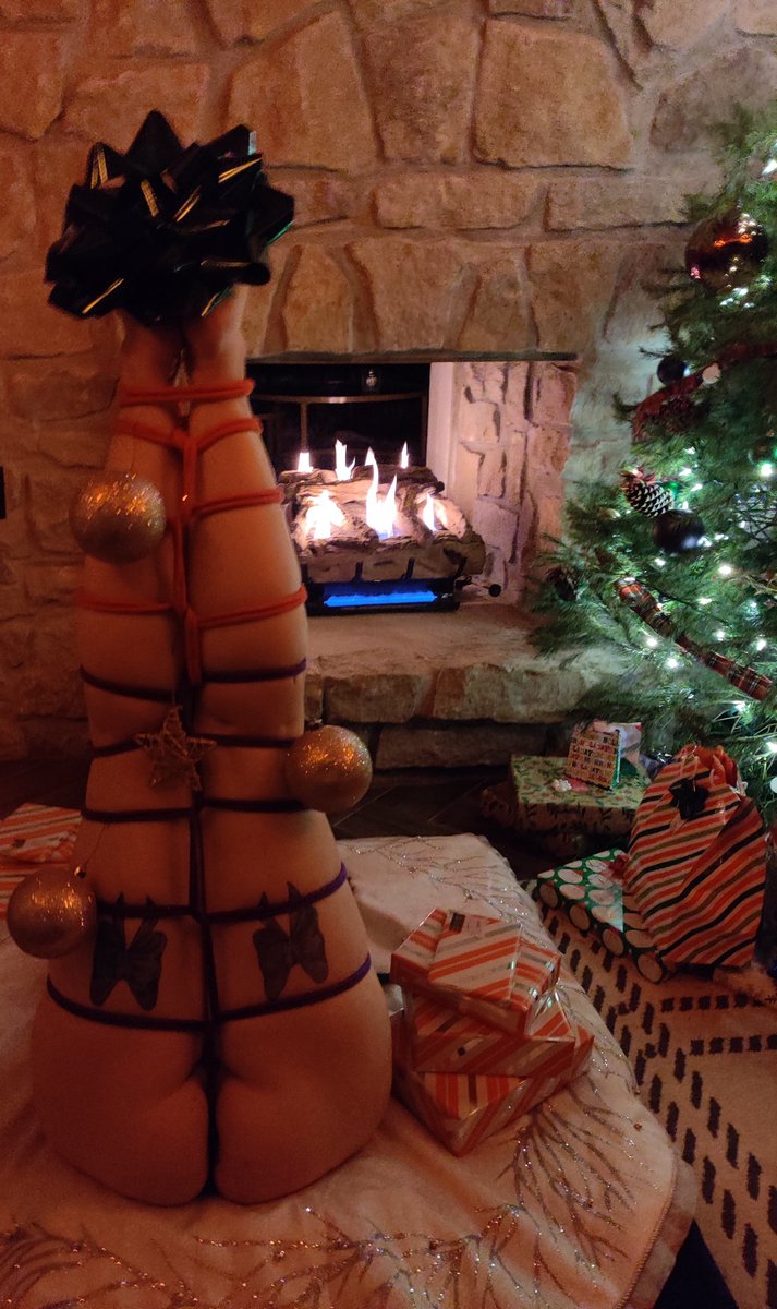 missboudicca's tweet photo. My Xmas photoshoot was so much fun! Would you help decorate this tree? #xmas22 #naughtyelf #ropebunny #santaslittlehelper #naughtyornice #santababy https://t.co/vXOsO5Fn3L