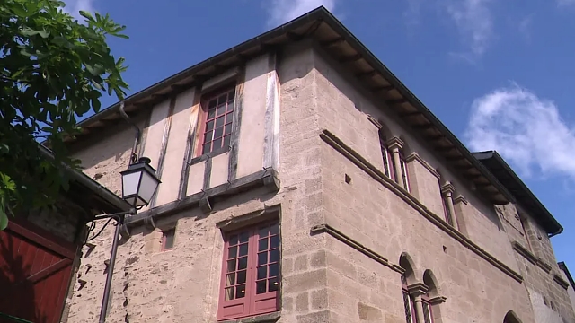 FrPittoresque's tweet photo. 🔵 𝗣𝗔𝗧𝗥𝗜𝗠𝗢𝗜𝗡𝗘 | La plus ancienne #maison de #Corrèze, à #Donzenac. Construite en 1250 et située au nord de Brive-la-Gaillarde, il s’agit probablement de la plus vieille maison du #Limousin ➽ https://t.co/qNzxJoJQ5c https://t.co/k0nwHP8le9