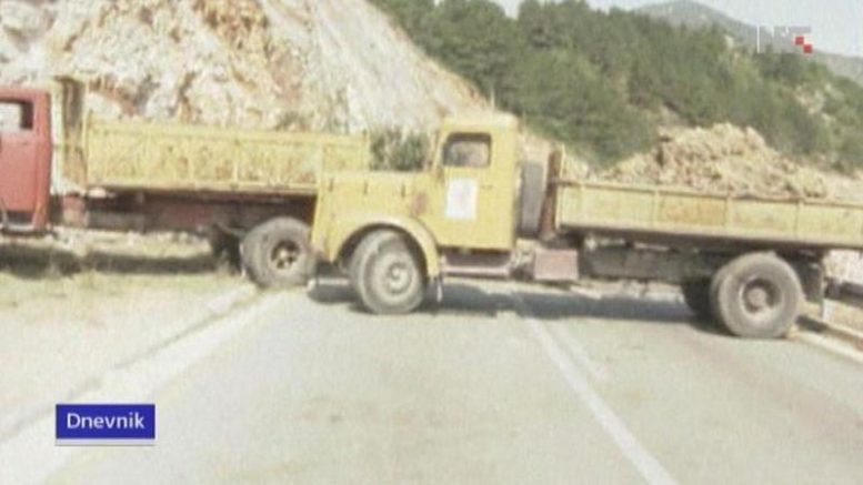 admirim's tweet photo. Barricades in Croatia, 1990.

Barricades in Sarajevo, 1992.

Barricades in Kosovo, 2022.

The same playbook used by Serbia's pro-Russian regime over and over again.

This has nothing to do with "local Serbs" &amp; the intl media should stop using Serbian regime's talking points. https://t.co/bcoYQ71AMH