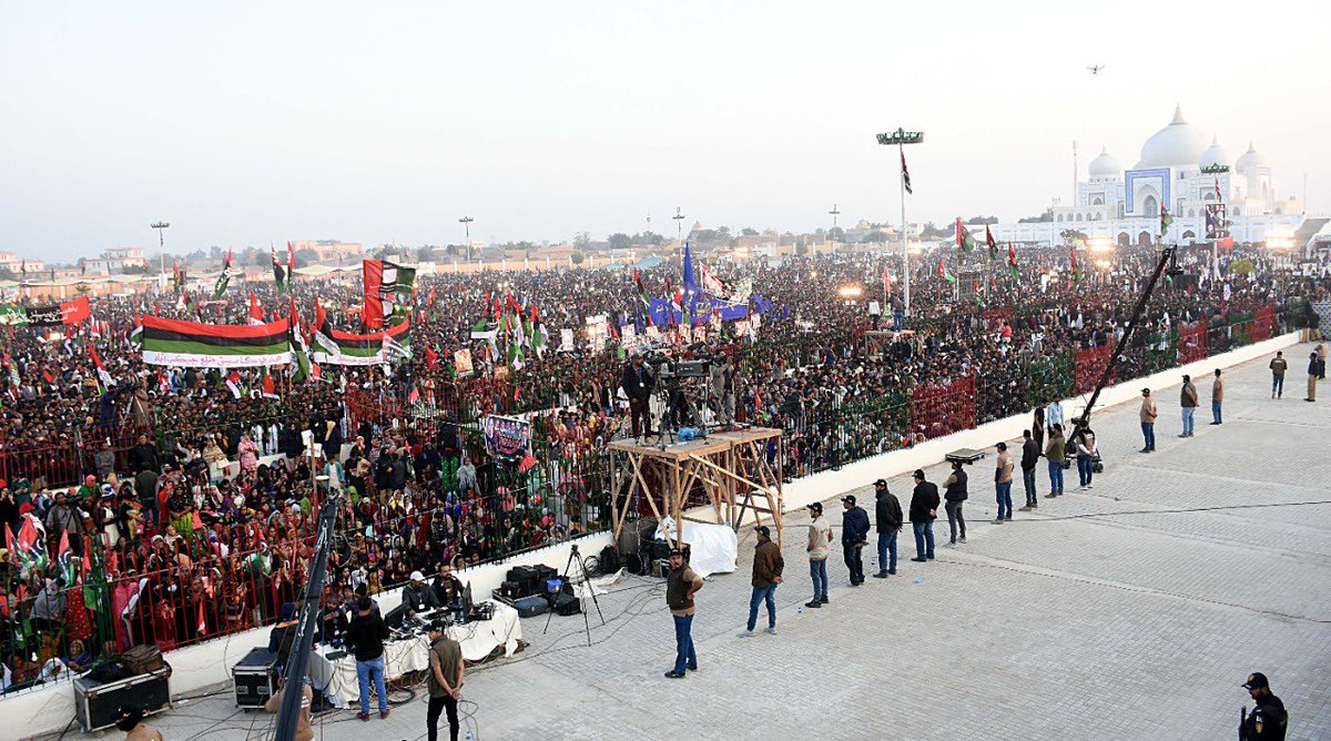 BBhuttoZardari's tweet photo. ‘What gift can I give you from this cell through which my hand can not pass, I give you the hand of the people’ SZAB wrote these lines from his death cell in a letter to Shaheed Mohtarma Benazir Bhutto. The people still hold her hand 15 years after her sacrifice. #SalaamBenazir https://t.co/6yaY0QZptG