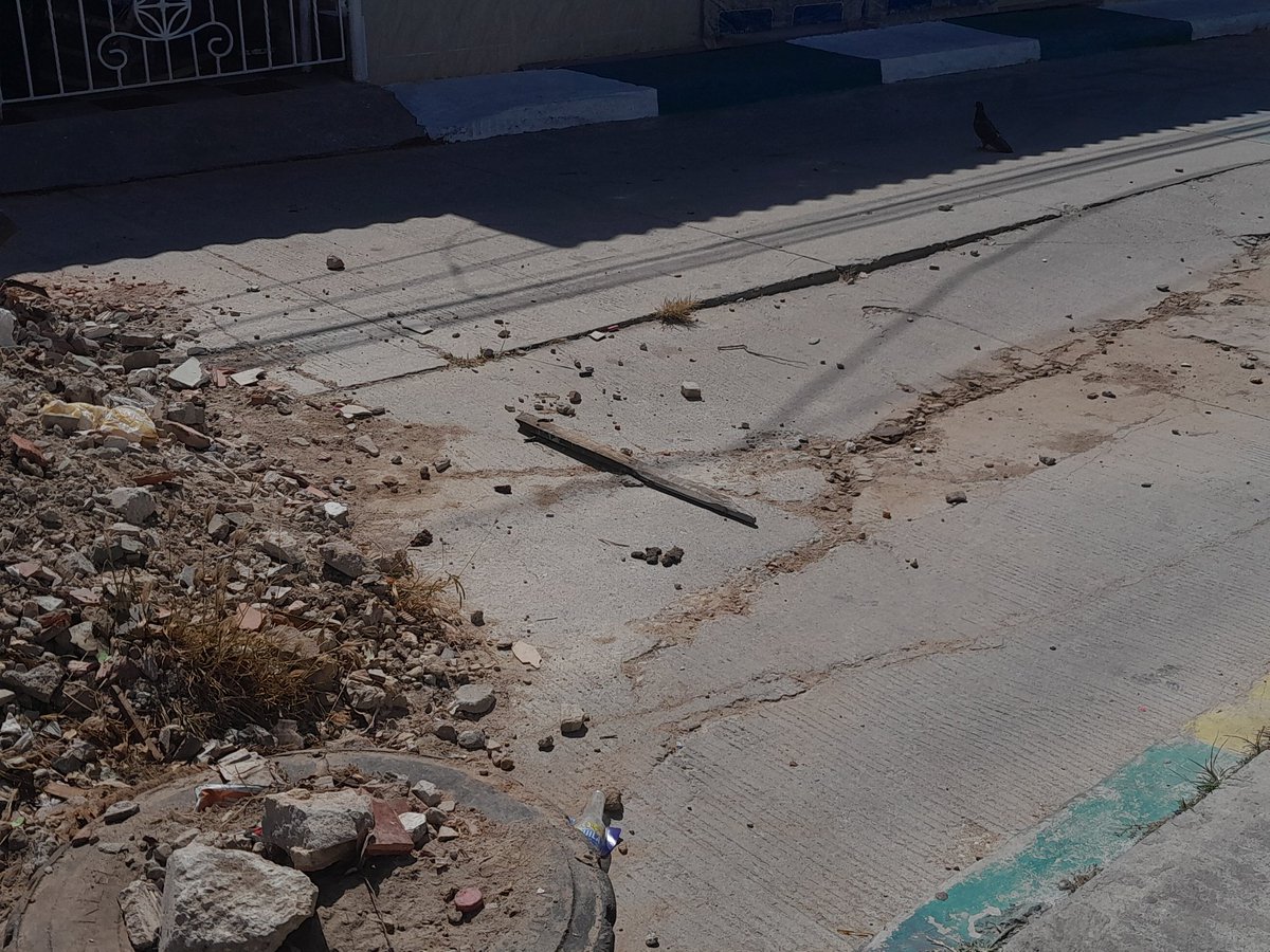 MarienIsabel's tweet photo. Llevamos más de 1 años con esta problemática  @SomosTripleA  ya basta eventos una tragedia  ya  dejen de hacerse  los ciegos y dejen de echarse la pelota @jaimepumarejo   la calle se está hundiendo  y nadie responde https://t.co/l74MiWyTTv