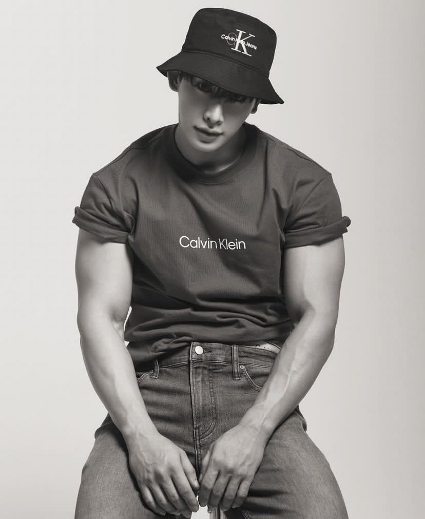 same pose and all 🫣🙌🏼
#wonho <a href="/official__wonho/">WONHO Official</a>