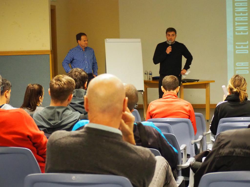 🟢⚫ #Base_SRC 

📸 Damos inicio a la sesión con el primer ponente de la tarde Jon Gonzalez “Peli”. La sala respira fútbol.

#mistereguna 🟢⚫️