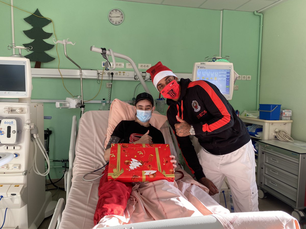 CHUdeNice's tweet photo. ⚽️🎁Le joueur de l'@ogcnice, @LeminaM_13 et les représentants des supporters du club  @pantalon_blanc, @BenNissart et @cedrocancourt sont venus offrir des cadeaux aux enfants du service d'onco-hématologie pédiatrique du CHU de Nice.
🙏 Un grand merci à eux
#dons @fdd_ogcnice https://t.co/swqLPsSWEI