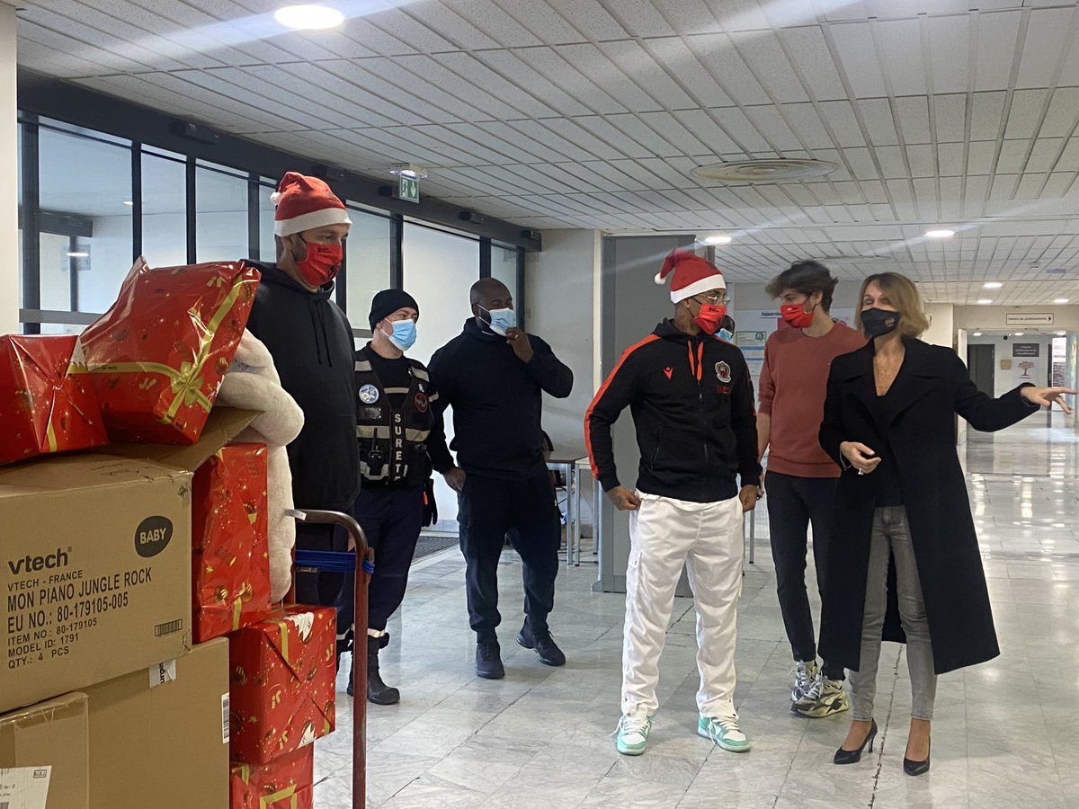 CHUdeNice's tweet photo. ⚽️🎁Le joueur de l'@ogcnice, @LeminaM_13 et les représentants des supporters du club  @pantalon_blanc, @BenNissart et @cedrocancourt sont venus offrir des cadeaux aux enfants du service d'onco-hématologie pédiatrique du CHU de Nice.
🙏 Un grand merci à eux
#dons @fdd_ogcnice https://t.co/swqLPsSWEI