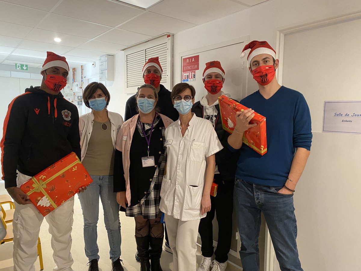 CHUdeNice's tweet photo. ⚽️🎁Le joueur de l'@ogcnice, @LeminaM_13 et les représentants des supporters du club  @pantalon_blanc, @BenNissart et @cedrocancourt sont venus offrir des cadeaux aux enfants du service d'onco-hématologie pédiatrique du CHU de Nice.
🙏 Un grand merci à eux
#dons @fdd_ogcnice https://t.co/swqLPsSWEI