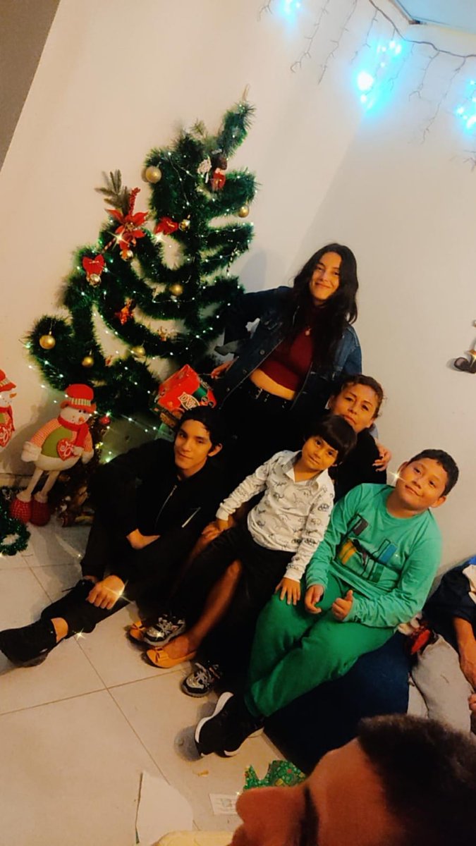 ADRIANNILO4's tweet photo. Con mi familia en Navidad
 24/12/2022 https://t.co/KXggF2YPqQ