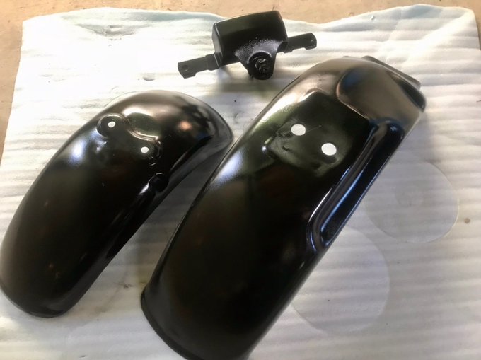 フェンダー類とホイールは少し磨いて錆転換塗料で塗装 リアキャリアはタンクの錆び取り液に浸けこんで擦り洗いした後錆び易いベース部分をシルバーでハケ塗りして保護 