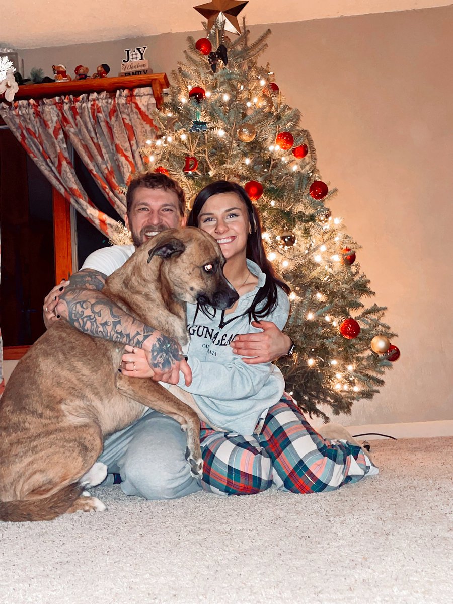 beckmankari3's tweet photo. Happy holidays from my family to yours 🤍 https://t.co/7nD41IxBMT