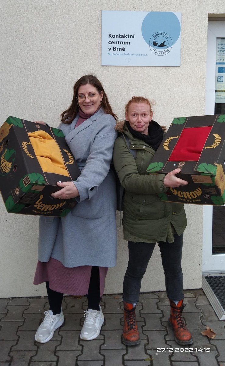 Vánoce se skupinou #Streetsupport Brno. Ani o svátcích nepřestávají naši peerworkers pracovat ve sbírkovém šatníku. Další oblečení putuje ke klientům Kontaktního centra v Brně.