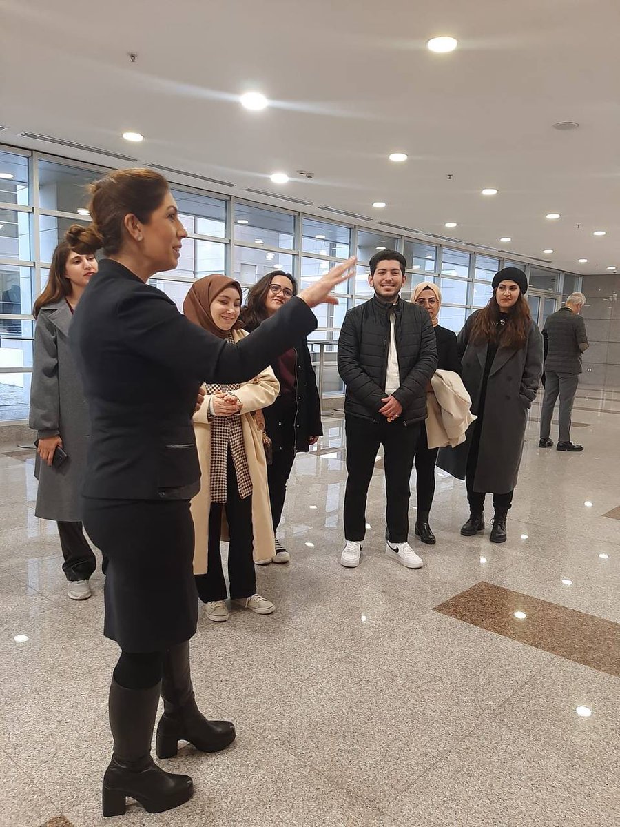 Bir Tutam Hukuk Derneği İstanbul Temsilciliği, Çağlayan Adliyesi'nde geçtiğimiz aylarda açılmış olan Geçmişten Günümüze Hukuk Giysileri Sergisi'ni ziyaret etti. 

Sergiyi hazırlayan ve bizlere anlatım yapan Esin Hanım'a da emekleri ve misafirperverliği için çok teşekkür ederiz.