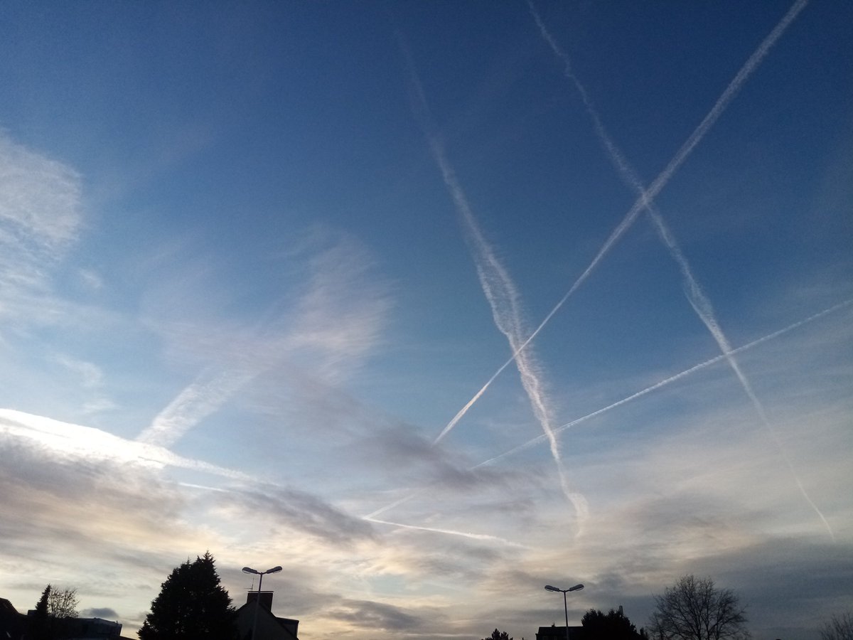 MarRudSon's tweet photo. Natürliches Wetter ist das nicht. Fast jede Wolke künstlichen Ursprungs.
Wer das für "normal" hält, schaut wohl seit 12 Jahren zu oft abwärts und zu selten aufwärts.
#GeoEngineering #Blackout #Whiteout #trailchem https://t.co/bVRLlLoHvj