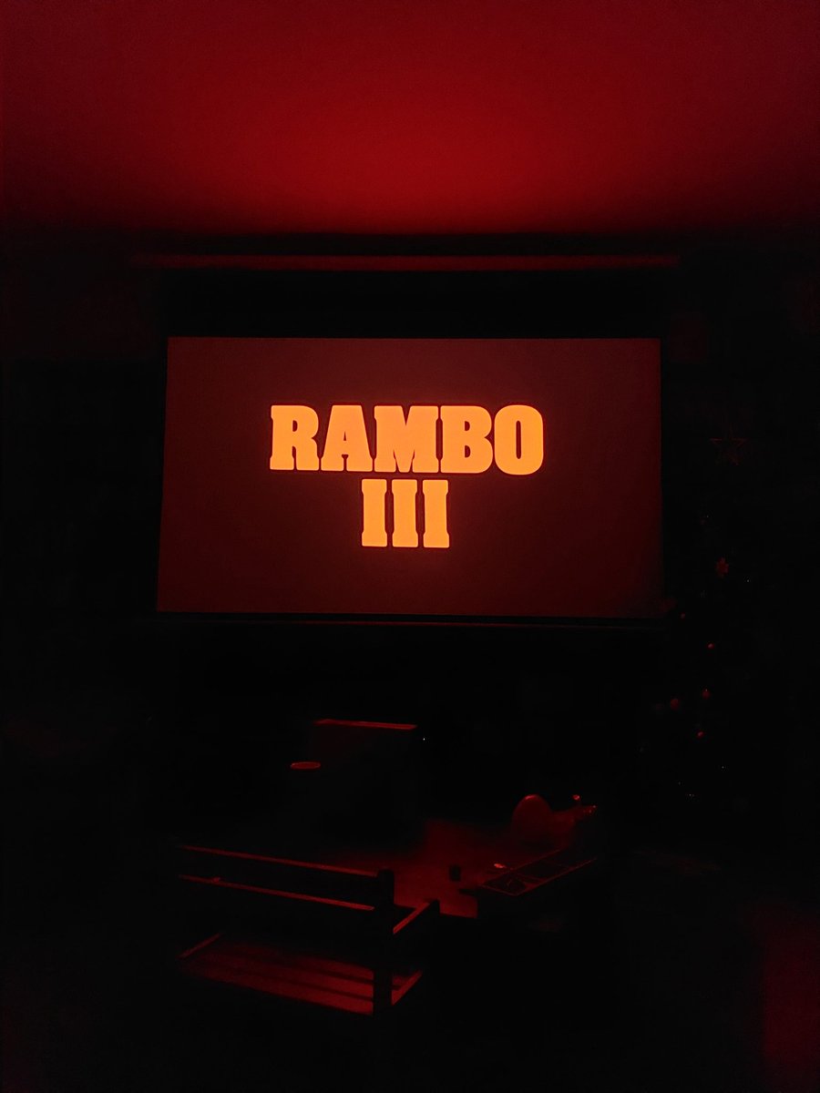 Frau und Kind sind aus dem Haus ... Zeit für stumpfe Unterhaltung.

#rambo
#commando