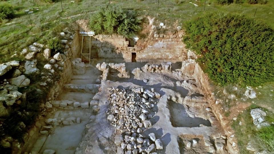 إكتشاف فناء ضخم  فيه اضرحة يعود تاريخه الى 2000 عام جنوب إسرائيل مجاور لكهف سالومي. وفقا