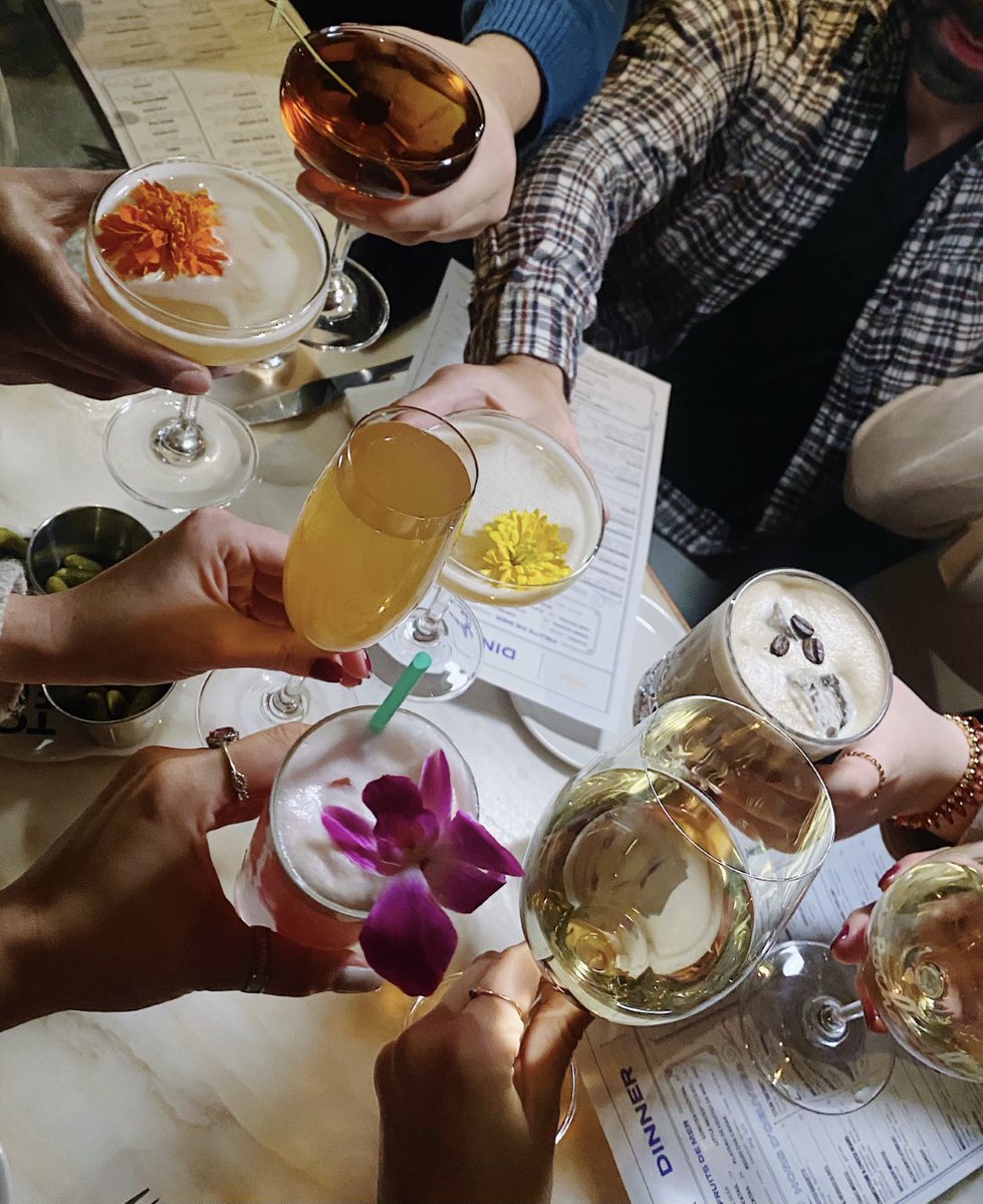 rochambeaubos's tweet photo. Cheers to all the good times 2022 brought us 🥂 The new year will be here in a prosecco 🍾 #RochambeauBos https://t.co/9qXQtk2Dr1