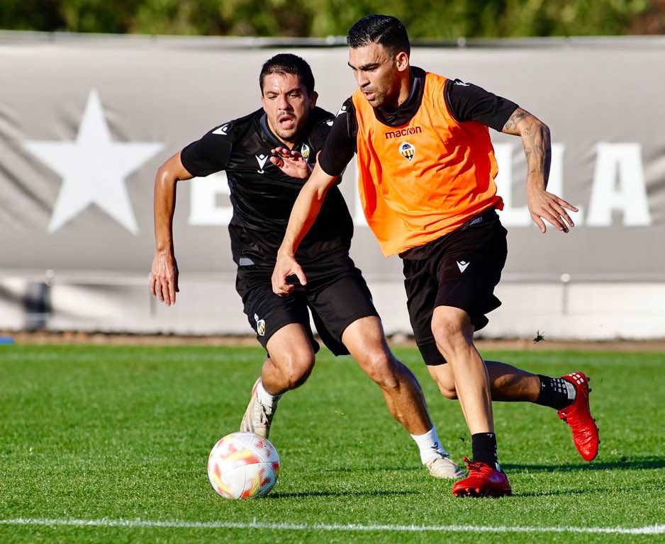 CDCastellon's tweet photo. 🏋️⚽️ 𝗩𝗨𝗘𝗟𝗧𝗔 𝗔𝗟 𝗧𝗥𝗔𝗕𝗔𝗝𝗢

El @cdcastellon ha vuelto hoy a los entrenamientos, tras las vacaciones de Navidad, para comenzar con la preparación del primer encuentro de 2023 ante el @REALUNIONCIRUN del pr��ximo 8 de enero a las 16 horas

#PPO100👂 https://t.co/vjTA7tcM89