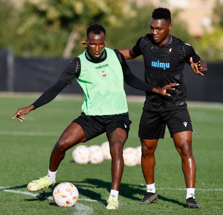 CDCastellon's tweet photo. 🏋️⚽️ 𝗩𝗨𝗘𝗟𝗧𝗔 𝗔𝗟 𝗧𝗥𝗔𝗕𝗔𝗝𝗢

El @cdcastellon ha vuelto hoy a los entrenamientos, tras las vacaciones de Navidad, para comenzar con la preparación del primer encuentro de 2023 ante el @REALUNIONCIRUN del pr��ximo 8 de enero a las 16 horas

#PPO100👂 https://t.co/vjTA7tcM89